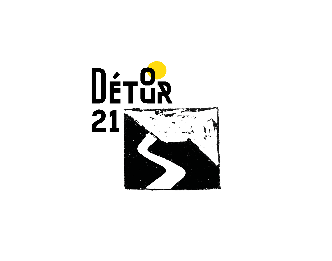 Logo du Collectif DETOUR 21 : un carré avec une montagne et une route sinueuse dessinée de manière très simple, en noir et blanc. Le titre de la compagnie est situé en haut à gauche, à l'angle du carré. "Détour" est au dessus et 21 sur le côté. 