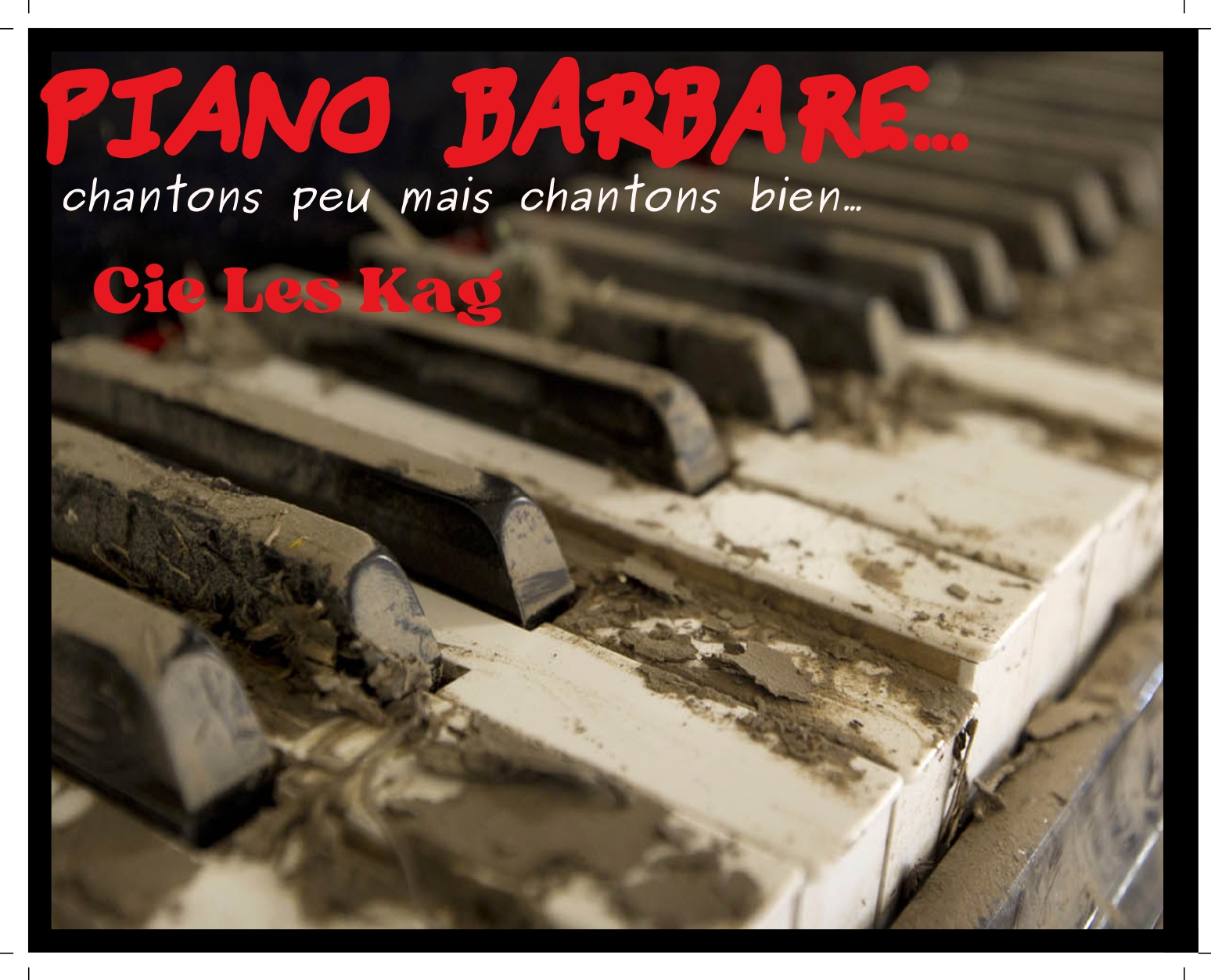 vieux piano cassé et poussiéreux